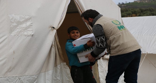 İdlib’ten Afrin’e göç eden sivillere gıda yardımı