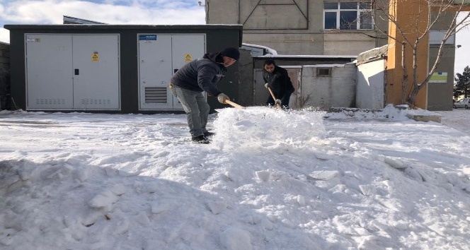 Kars’ta belediye işçilerinin kar mesaisi başladı