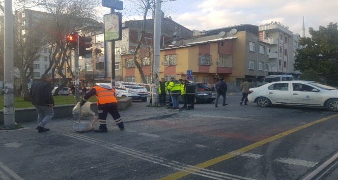 Bağcılar’da iki araç kaza yaptı, tramvay seferleri durdu