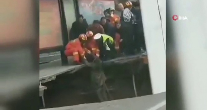 Çin’de yol çöktü, otobüs içine düştü: 6 ölü, 15 yaralı