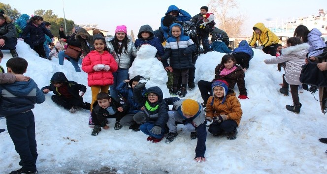 Kar yığınını gören çocuklar sevinçten çığlık attı