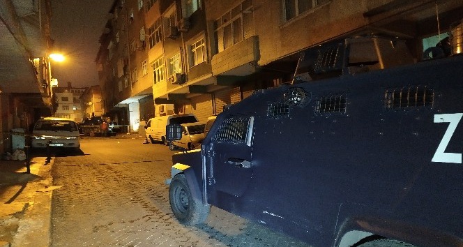 Beyoğlu’nda silahlı saldırı: İş yerine kurşun yağdırıp kaçtılar