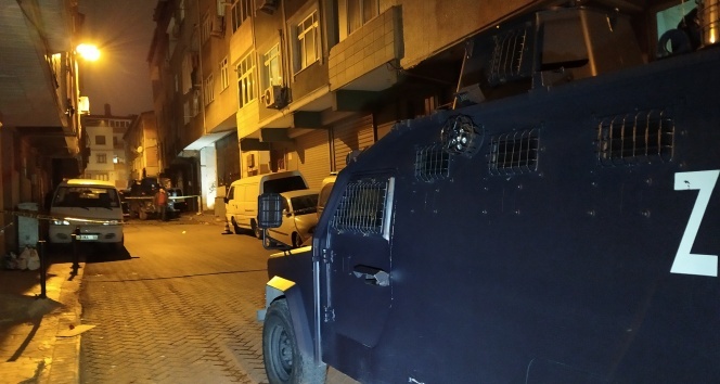 Beyoğlu&#039;nda silahlı saldırı: İş yerine kurşun yağdırıp kaçtılar