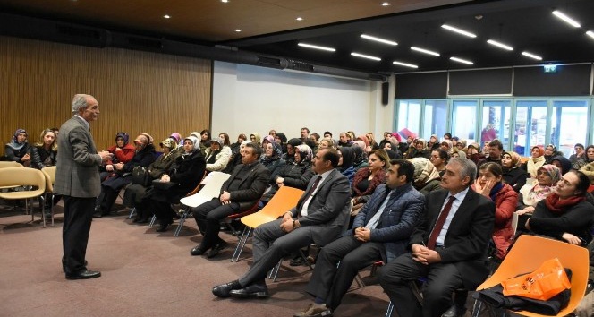 Erzincan’da &quot;Ailem ve Ben&quot; konulu konferans düzenlendi