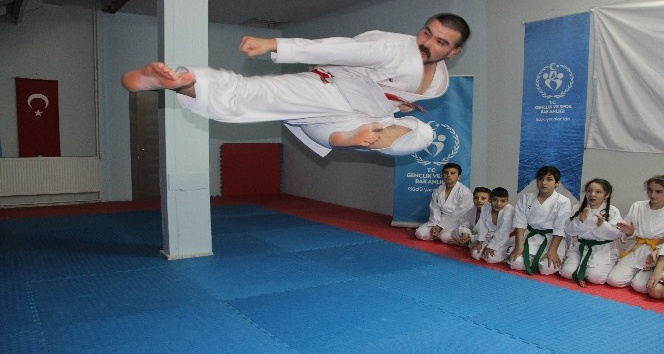 (Özel haber) İşitme engelli milli karateci Sabri Kıroğlu, Dünya Şampiyonası’na hazırlanıyor
