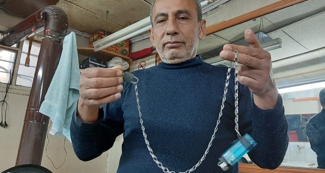 Kaybetmekten bıktı, çakmağını asma kilitle pantolonuna zincirledi