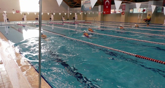 Nazilli’de ilk kez yüzme yarışları düzenlendi