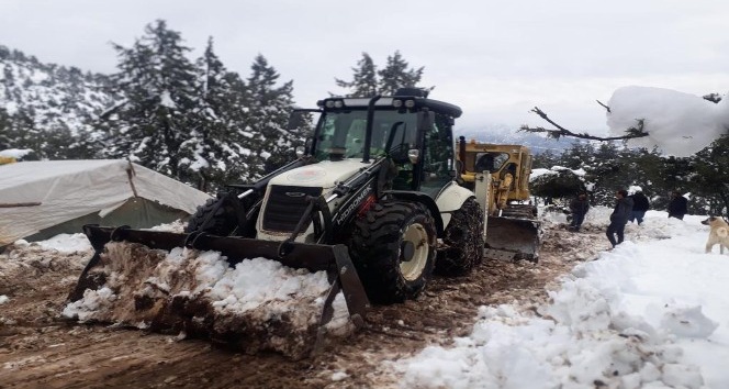 Mersin’de karla mücadele çalışması sürüyor