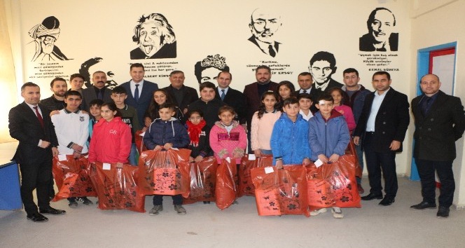 Silopi’de öğrencilere kışlık giysi yardımı
