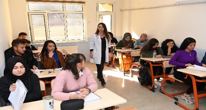 Öğrenciler, Büyükşehir Belediyesinin kurslarıyla üniversiteye hazırlanıyor
