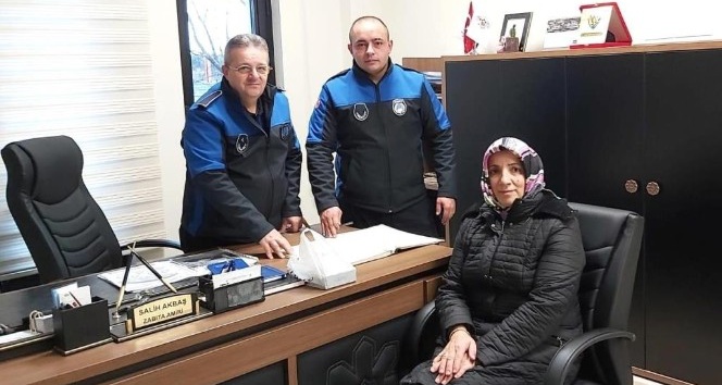 Zabıta memuru bulduğu altını sahibine teslim etti