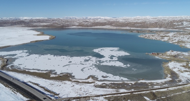 Sivas&#039;ın en büyük gölü kısmen dondu