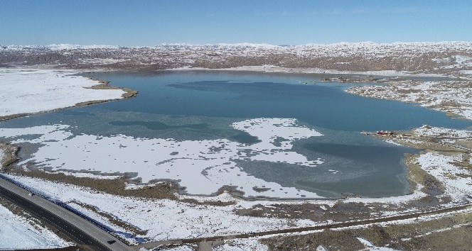 Sivas’ın en büyük gölü kısmen dondu