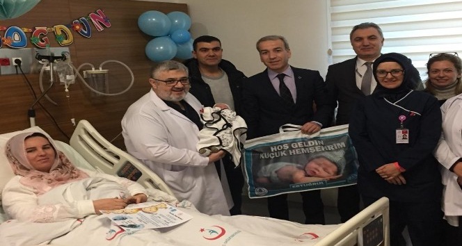 Hastanenin ilk bebeğine Başkan Çetin’den hediye