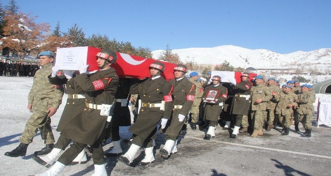 Hakkari’de eğitim kazasında şehit olan askerler için tören düzenlendi