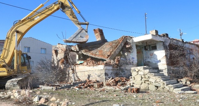 Elazığ’da metruk binaların yıkımı başladı