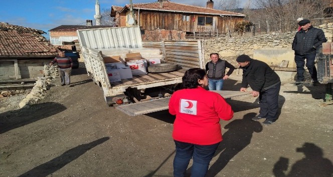 Türk Kızılayı’ndan evi yanan aileye yardım