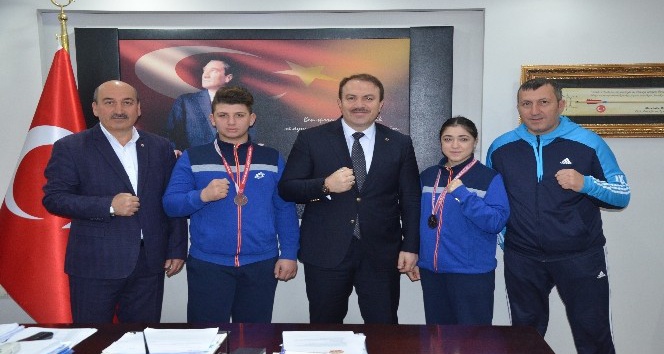 Türkiye 3’üncüsü olan 2 boksör ödüllendirildi