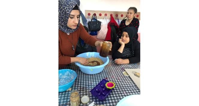 Burhaniye’de özel öğrenciler kuşlar için yem hazırladı