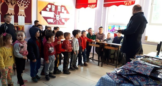 HEM Kursiyerlerinden köy okulu öğrencilerine karne hediyesi