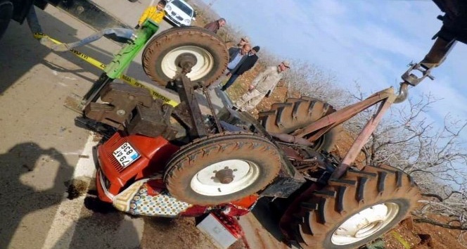 Devrilen traktörün sürücüsü öldü