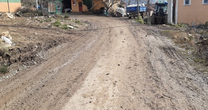 Kaynarca’da vatandaşın çamurlu yol tepkisi