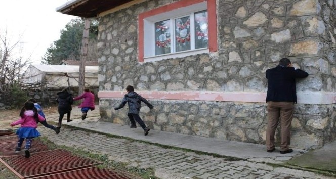 Milli Eğitim Müdürü Kösterelioğlu, köy okulu öğrencileriyle saklambaç oynadı