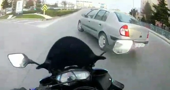 (Özel) Büyükçekmece’de motosikletli aniden yola çıkan otomobile çarptı
