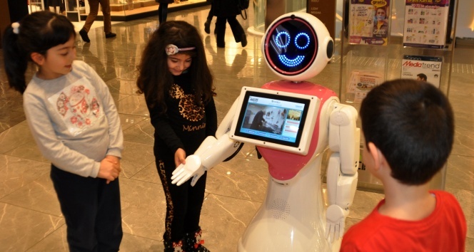 Türkiye’de bir ilk! Alışveriş Merkezinde Güvenlik, Danışma görevlerini yapan Robot!