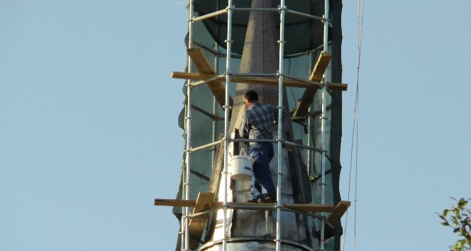 30 metrelik minarenin tepesinde tehlikeli çalışma