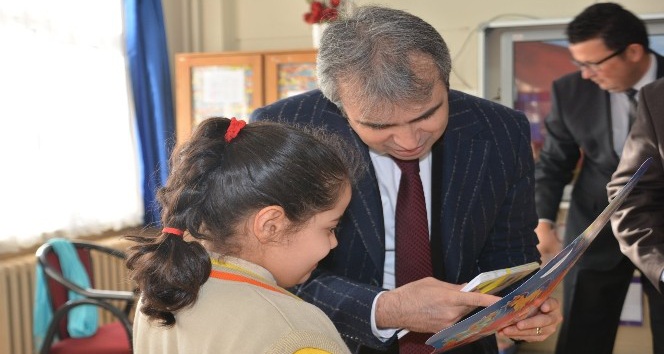 Kırıkkale’de öğrencilere karne ile birlikte kitap dağıtıldı