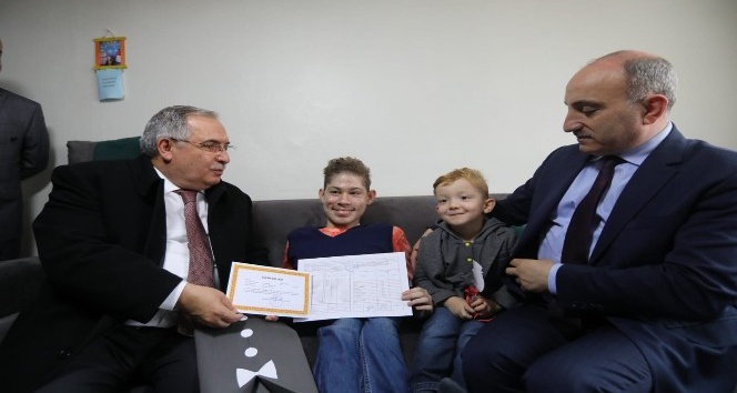 Hidrosefali hastalığı bulunan öğrenciye karnesini Vali Ahmet Nayir verdi