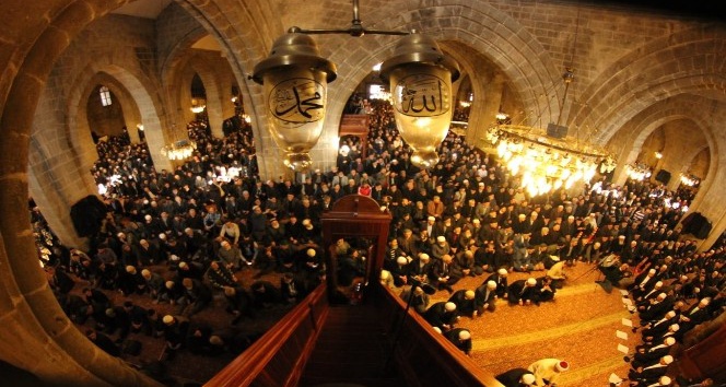 Erzurum’un 487 yıllık geleneği ‘Bin bir hatim’ duası için eller semaya açıldı