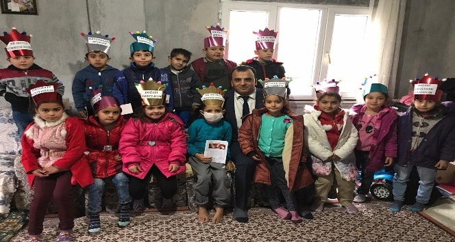 Küçük Ökkeş’in karnesini öğretmeni evine getirdi