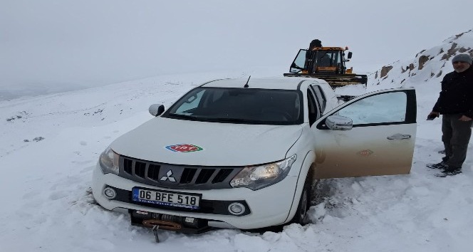 Sivas’ta yolda mahsur kalan televizyon ekibi 3 saatlik çalışmayla kurtarıldı
