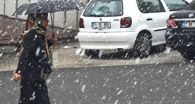 Diyarbakır&#039;a mevsimin ilk karı yağdı