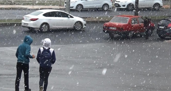 Diyarbakır’a mevsimin ilk karı yağdı