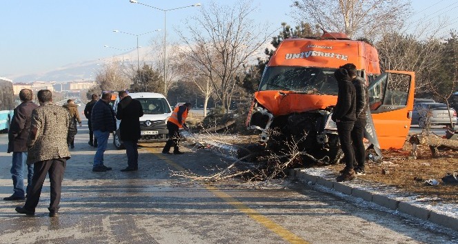 Makas atmak isteyen otomobilin çarptığı minibüs kaza yaptı: 11 yaralı