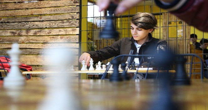 16 yaşındaki Onur, hayata adımlarını satrançla atıyor