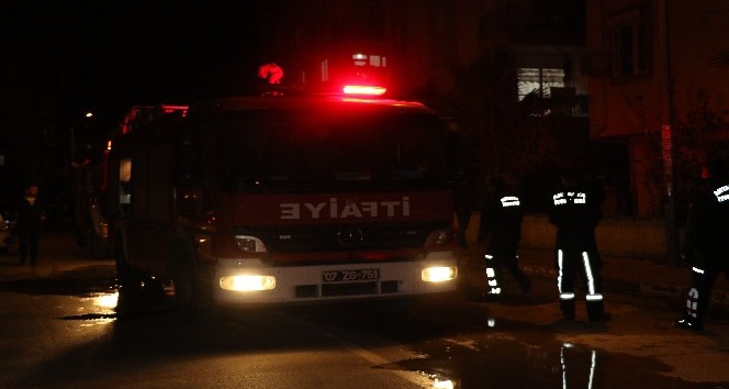 Antalya’da mahalle sakinlerini kokutan yangın