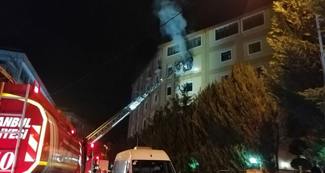 İstanbul&#039;da yanan kurs binasında öğrencilerin olmaması faciayı önledi
