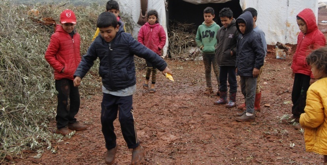 Savaşın çocukları acılarını oyun oynayarak unutmaya çalışıyor
