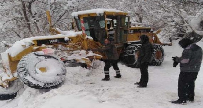 Belediye karla mücadele ekibi kaza geçirdi