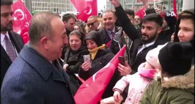 Bakan Çavuşoğlu, Berlin’de vatandaşlarla sohbet etti