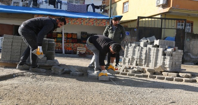 Cizre’de yol yapım, onarım ve parke taşı döşeme çalışması
