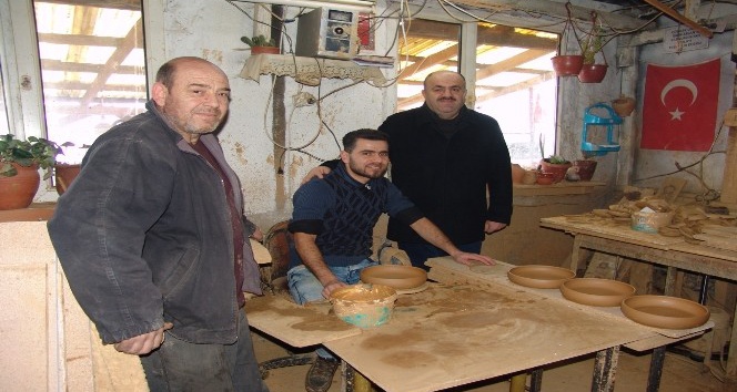 Bilecik Göç İdaresi Müdürü San’dan Suriyeli çömlek ustasına ziyaret