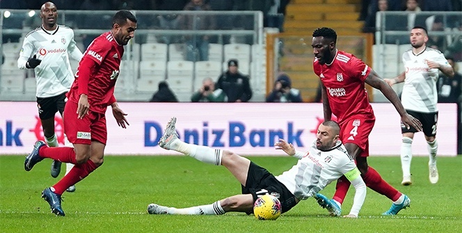 Lider Sivasspor Beşiktaş'ı 10 kişiyle yıktı