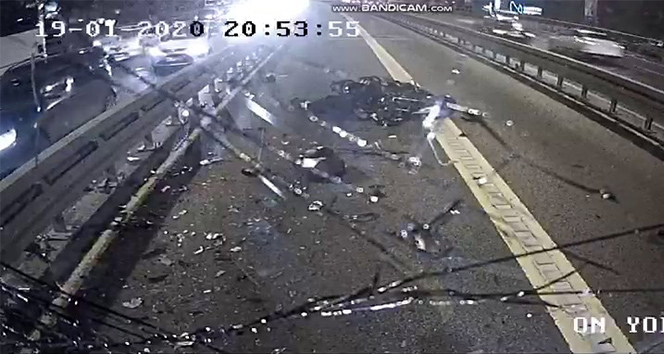 Metrobüsle motosikletin çarpıştığı anlar kamerada