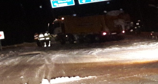 Kar küreme aracı kaza yaptı, yol bir süre trafiğe kapandı