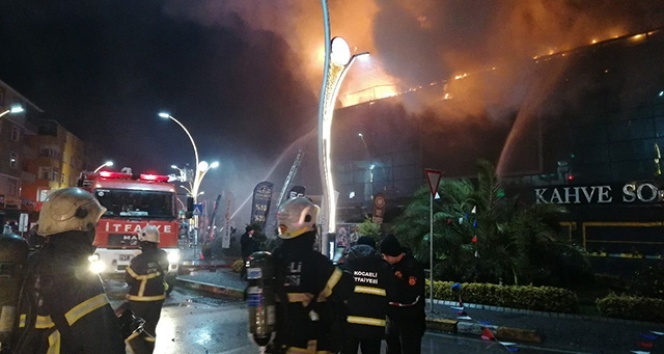 Kocaeli&#039;de AVM&#039;de yangın 4 saatte kontrol altına alındı